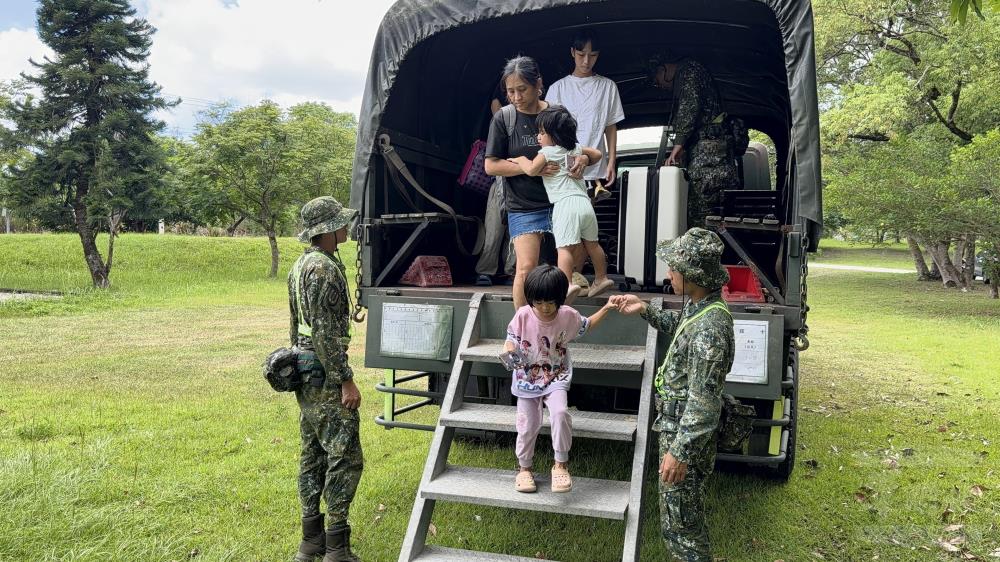 官兵協助民眾下車。（第二作戰區提供）