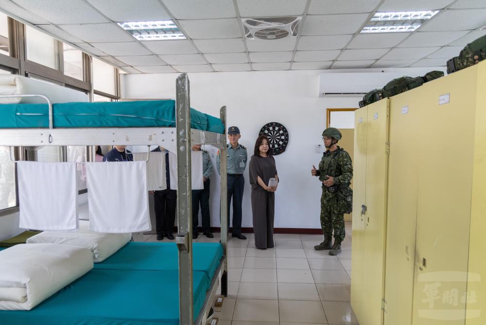 馬召委實地考察官兵生活設施。（軍聞社記者吳柏融攝）