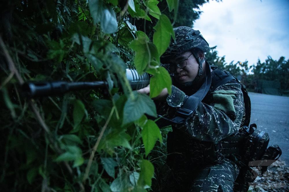官兵於陣地周圍實施警戒。（軍聞社記者王茗生攝）