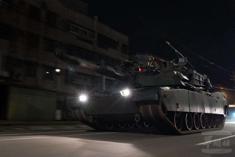 官兵沿道路實施機動，強化戰場經營與戰備整備作為。（軍聞社記者陳彥樺攝）