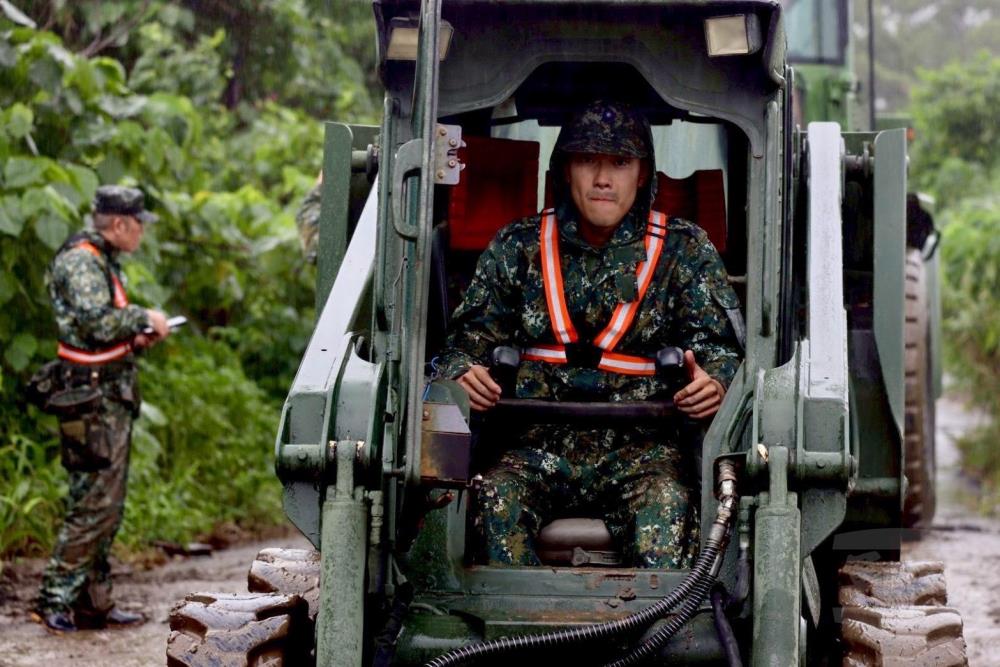 蘭指部及53工兵群於三民里道路清淤。（第三作戰區提供）
