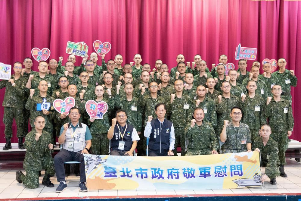 臺北市政府兵役局局長李治安代表市長蔣萬安前往臺中成功嶺營區慰問市籍役男。(軍聞社記者卓以立攝) 臺北市政府兵役局局長李治安代表市長蔣萬安前往臺中成功嶺營區慰問市籍役男。(軍聞社記者卓以立攝)