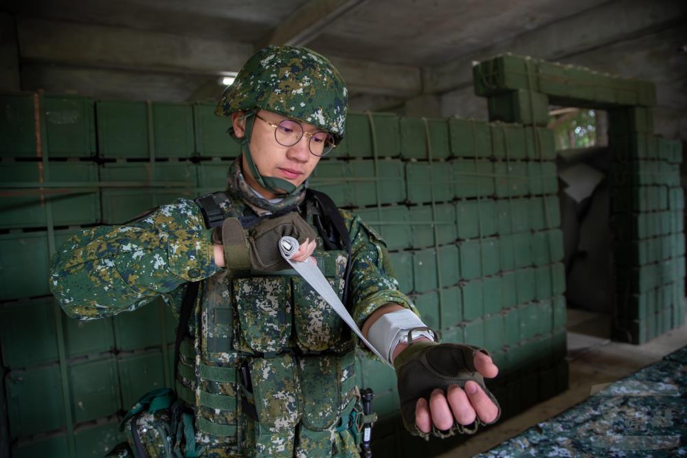 戰傷救護訓練透過反覆操作，降低緊張情緒對判斷的影響。（軍聞社記者王進福攝）