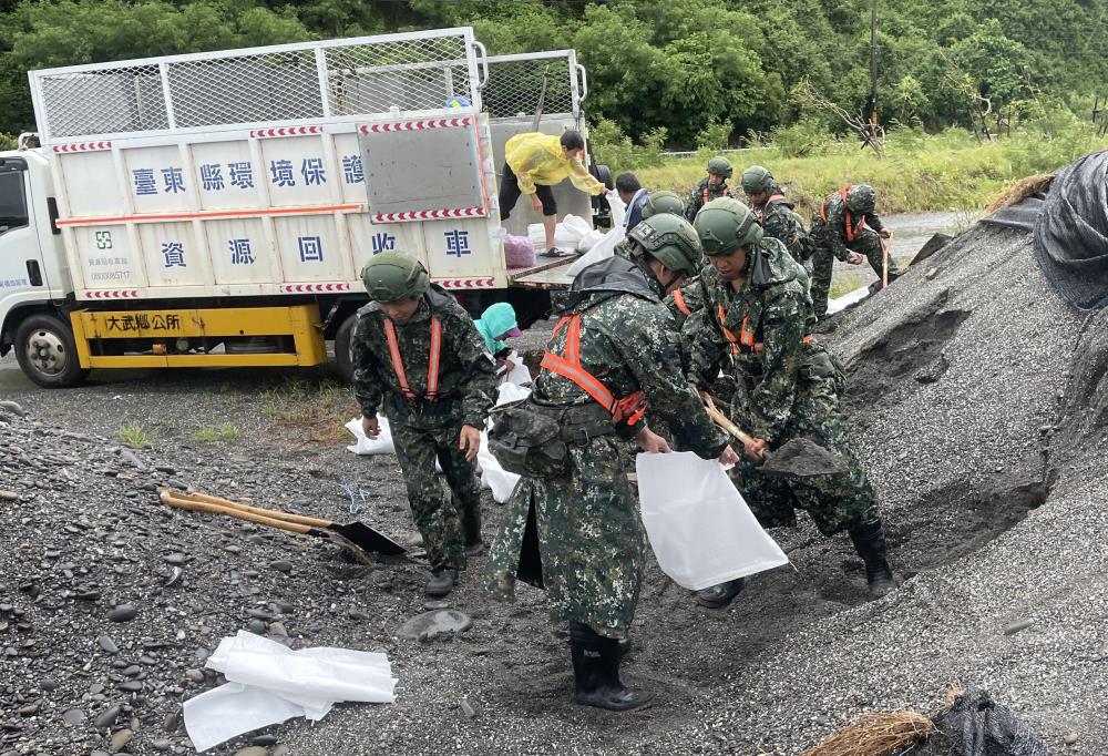 臺東地區指揮部官兵協助大武鄉公所沙包裝填。（第二作戰區提供）