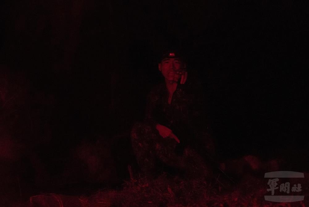 隊長迅速下達決心實施撤離。（軍聞社記者李恬恬攝）