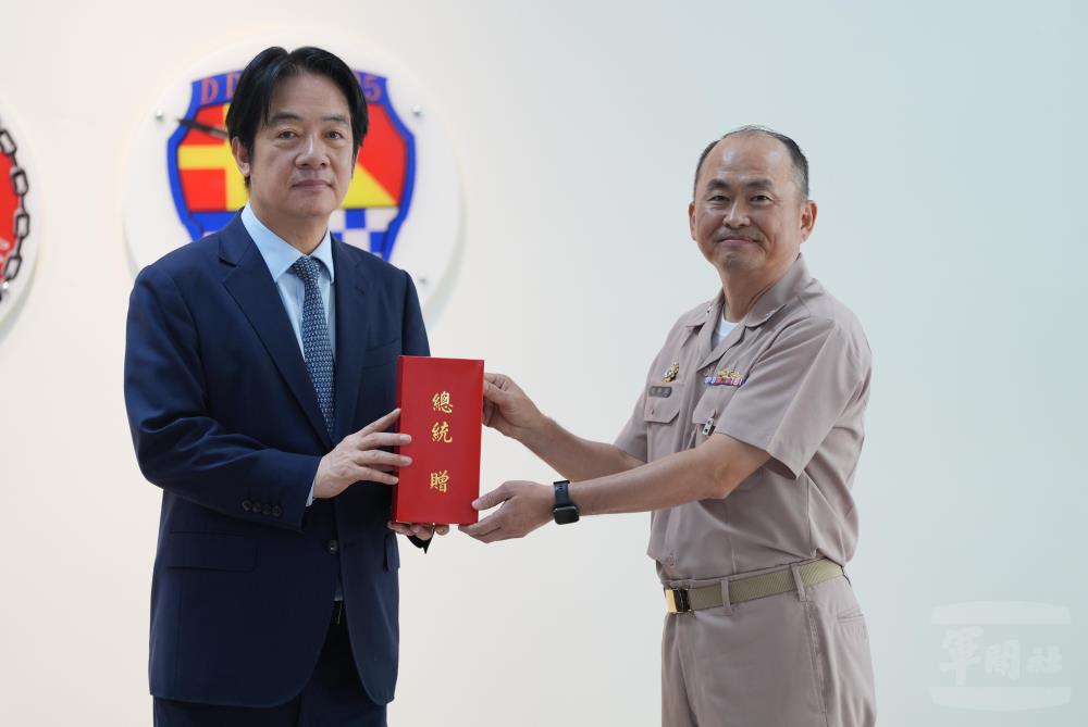 賴總統致贈加菜金。（軍聞社記者呂尚俞攝）