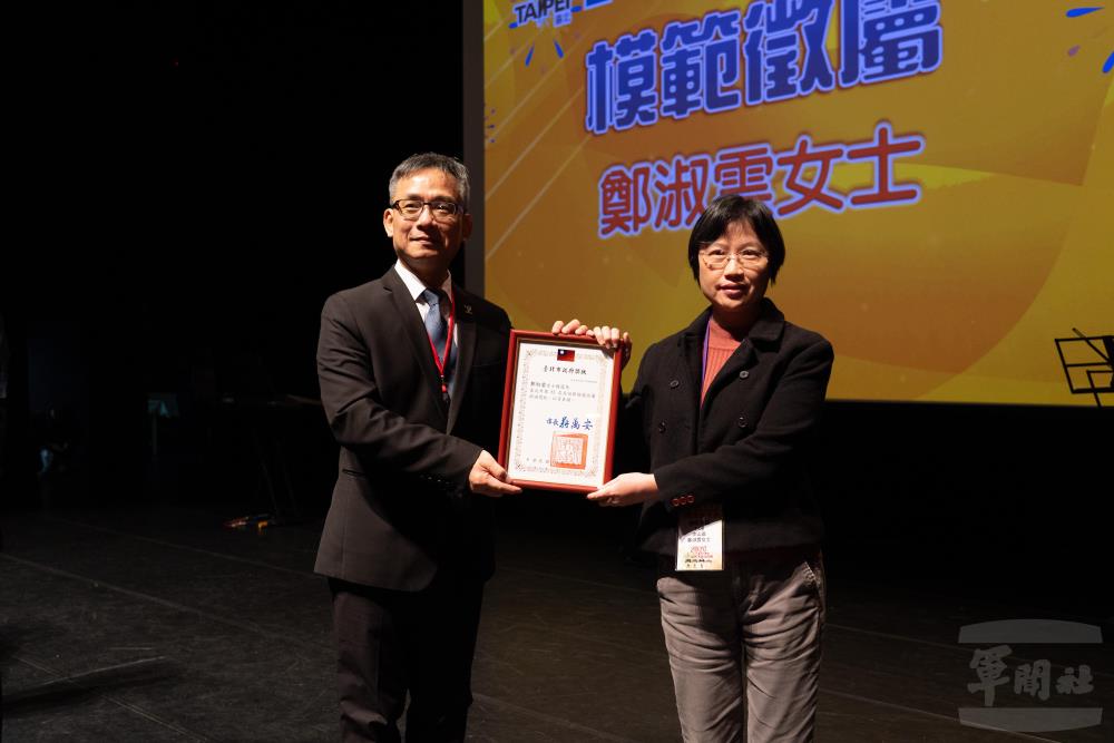 鄭淑雲榮獲「模範徵屬」獎項。（軍聞社記者呂尚俞攝）