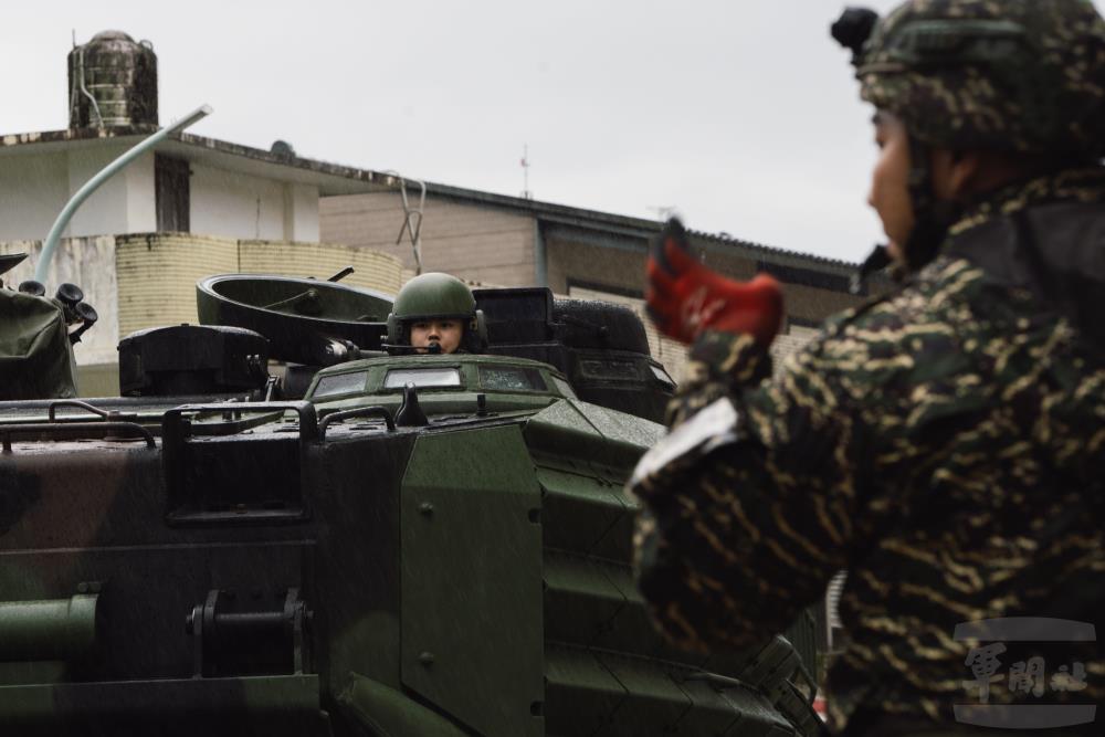 官兵於風雨中依令完成機動任務。（軍聞社記者文仁攝）