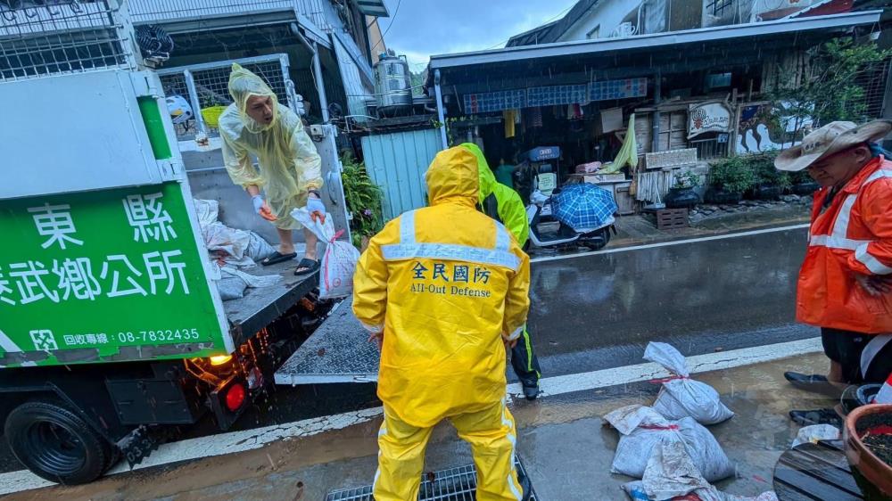 屏東縣泰武鄉後備軍人輔導中心協助鄉公所沙包堆置，維護居民生命財產安全。（第四作戰區提供）