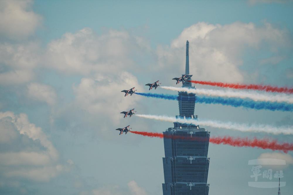 空軍雷虎小組駕駛「勇鷹」高教機飛過臺北市上空。（軍聞社記者邱奕菖攝）