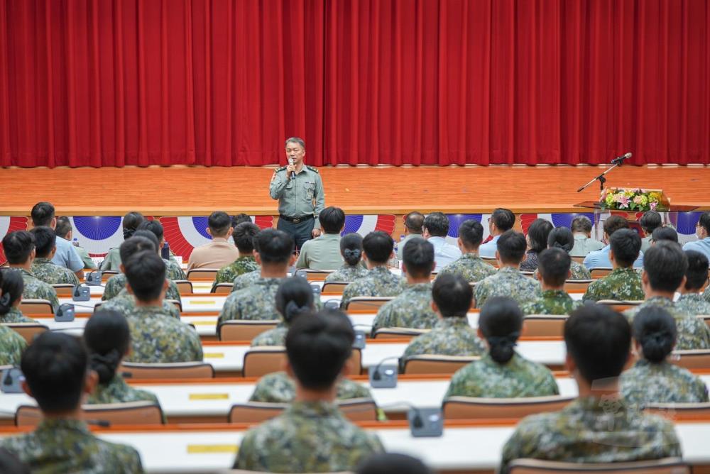 主計局局長謝中將主持勗勉財管系(所)學員、生座談。(軍聞社記者陳軍均攝) 主計局局長謝中將主持勗勉財管系(所)學員、生座談。(軍聞社記者陳軍均攝)