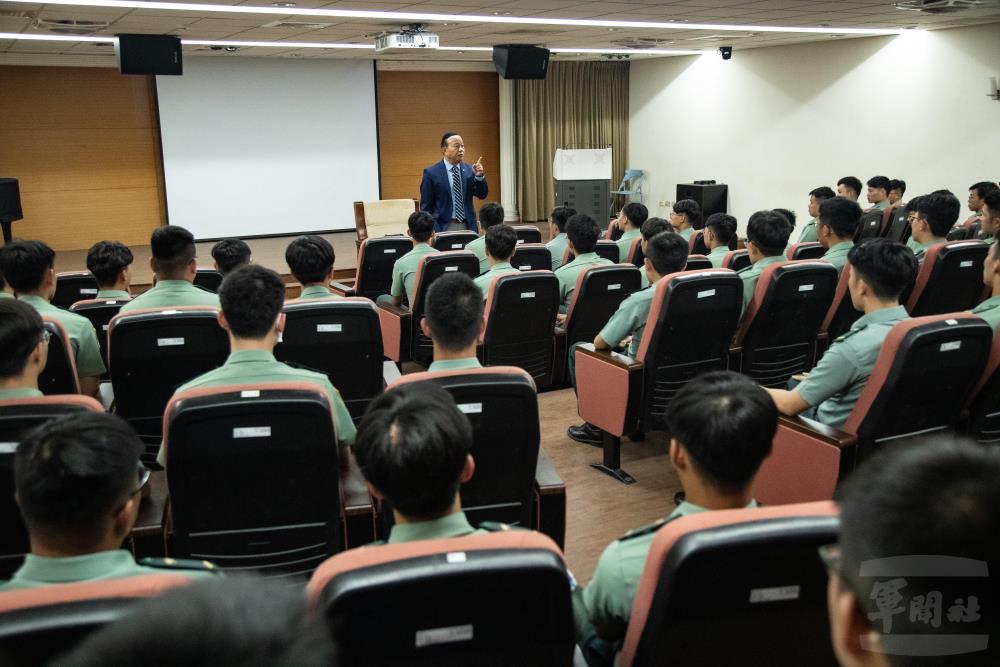 國防部副部長柏鴻輝向即將分發至中央單位的初任官們，進行勉勵與經驗分享。（軍聞社記者王茗生攝）