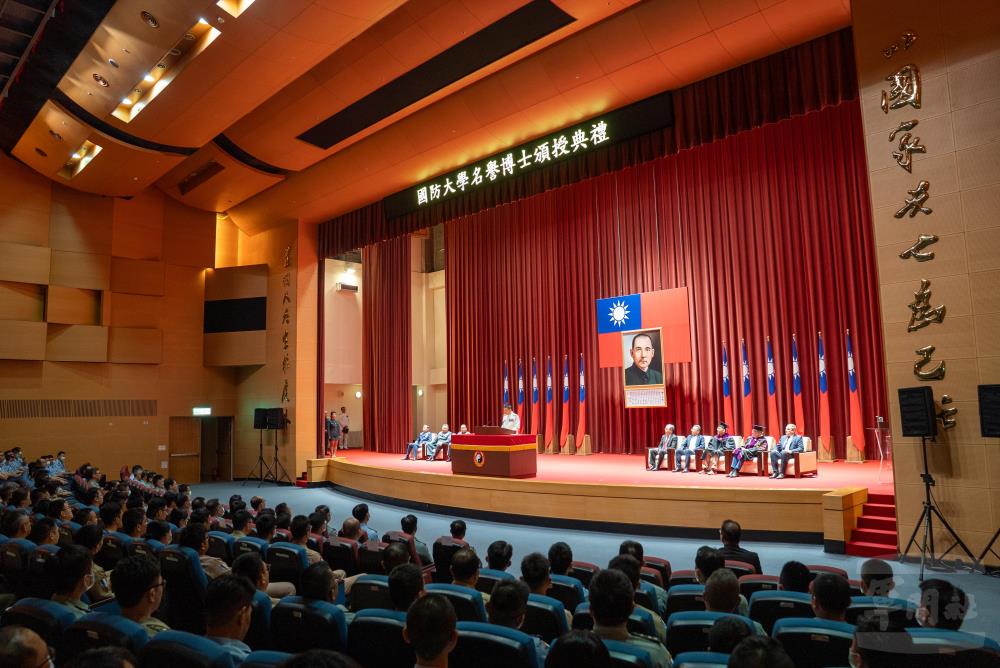 國防大學28日舉行頒授德國普羅爾先生名譽法學博士學位典禮（軍聞社記者王進福攝）