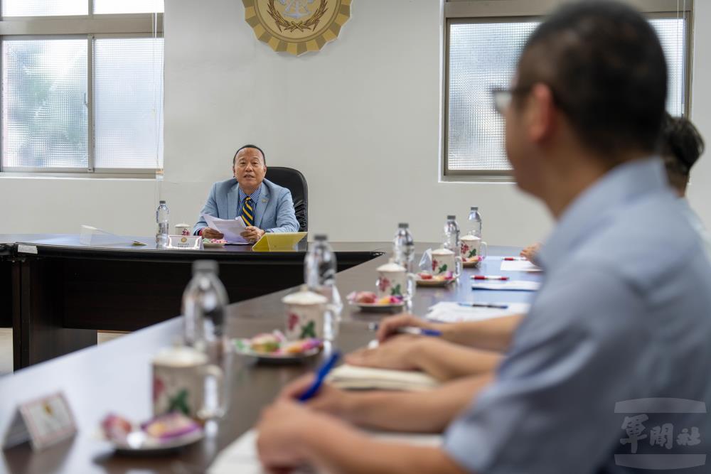 柏副部長聽取單位任務簡報，提出工作指導。（軍聞社記者吳冠萱攝）