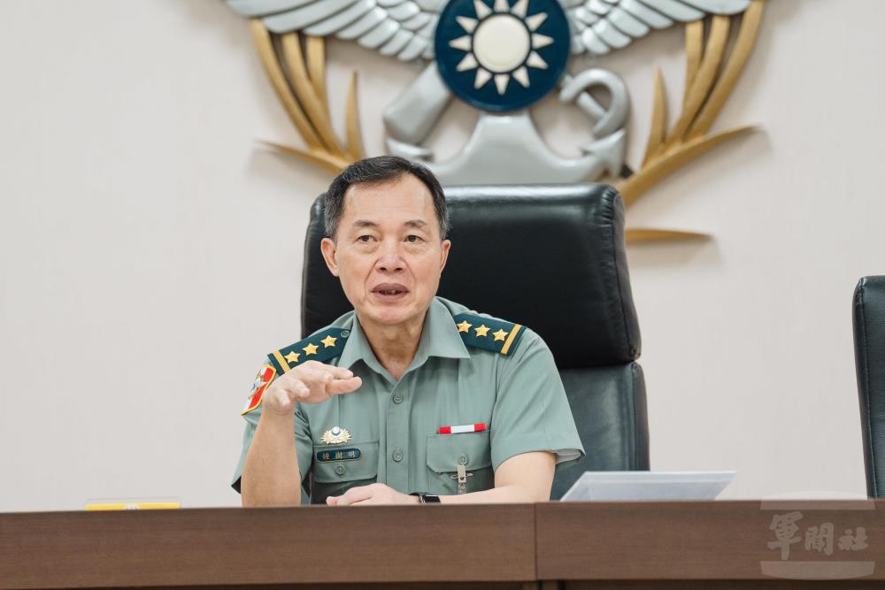 鍾副部長與委員研討、交換意見。（軍聞社記者呂尚俞攝）