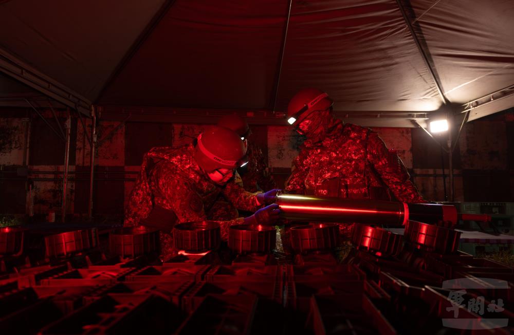 官兵實施彈藥檢查。（軍聞社記者吳柏融攝）