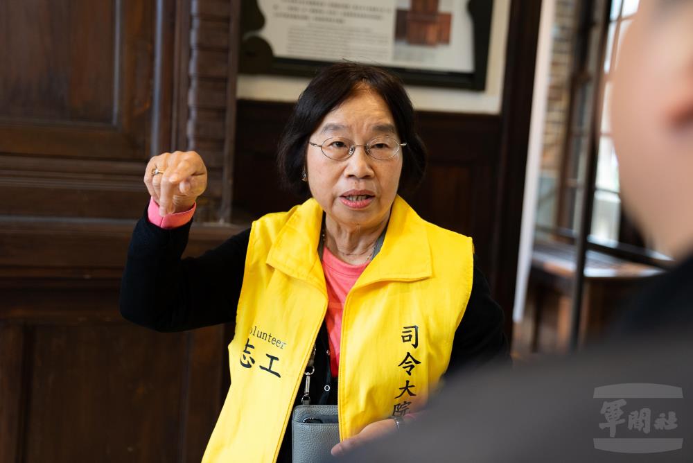 吳伸惠帶領民眾介紹館內特色。（軍聞社記者林恩廷攝）