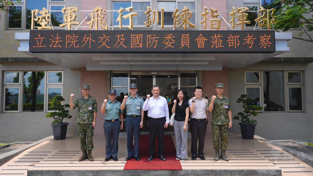 外交及國防委員會考察陸軍飛訓部。（軍聞社記者陳傳奇攝）