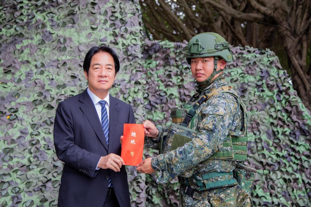 賴總統頒發操演部隊加菜金，慰勉參演官兵辛勞。（軍聞社記者王進福攝）