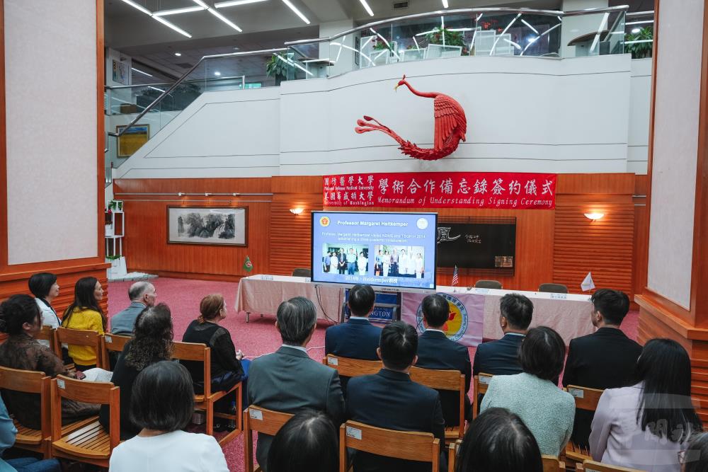 與會貴賓及師生觀賞兩校合作回顧影片，見證十年來合作成果。（軍聞社記者劉哲宇攝）