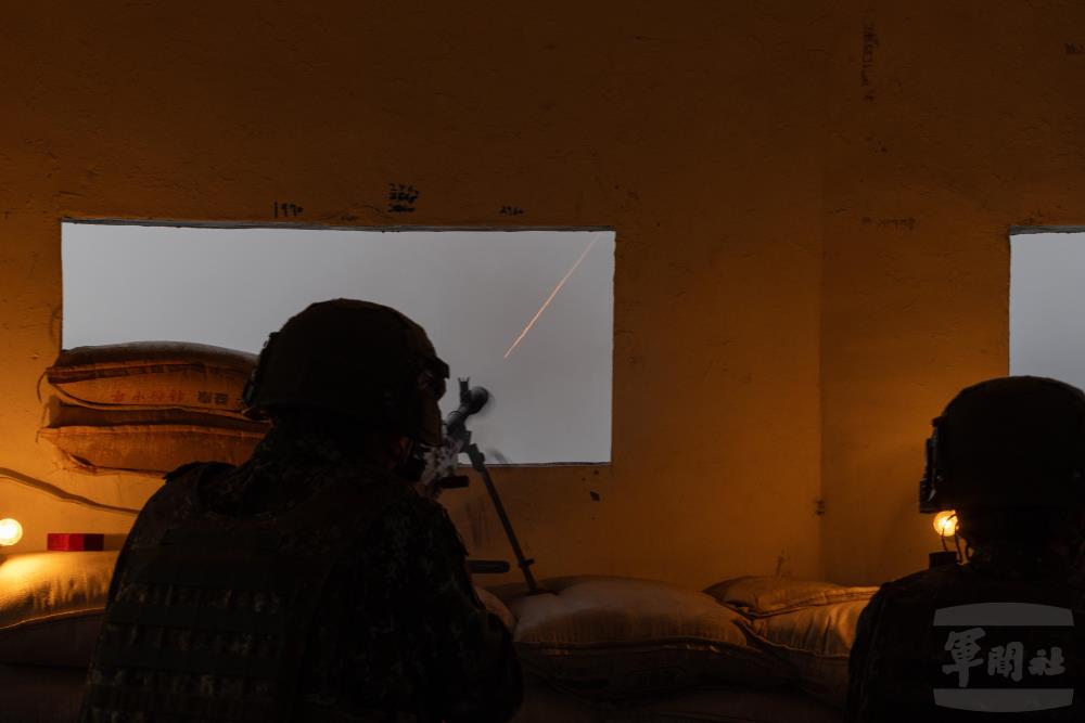 官兵利用掩體實施機槍射擊。（軍聞社記者吳柏融攝）