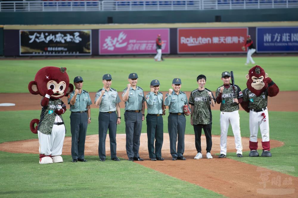 陸軍司令呂上將與樂天桃猿隊領隊野原武人等人合影。（軍聞社記者王進福攝）