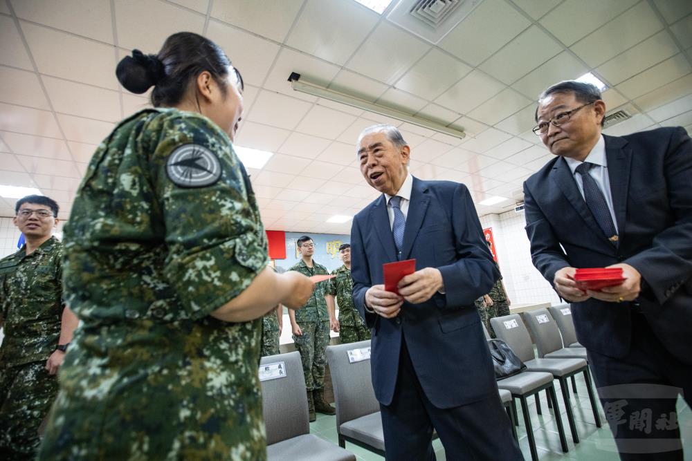 李榮譽理事長親切慰問每位官兵。（軍聞社記者王茗生攝）