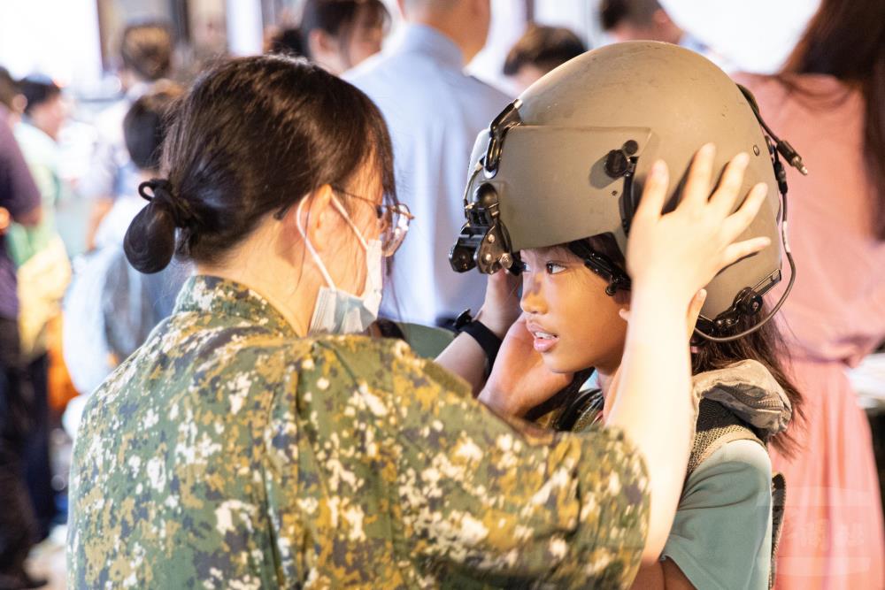 憲光美展設置軍事互動體驗區，讓民眾近距離接觸國防事務。（軍聞社記者卓以立攝）