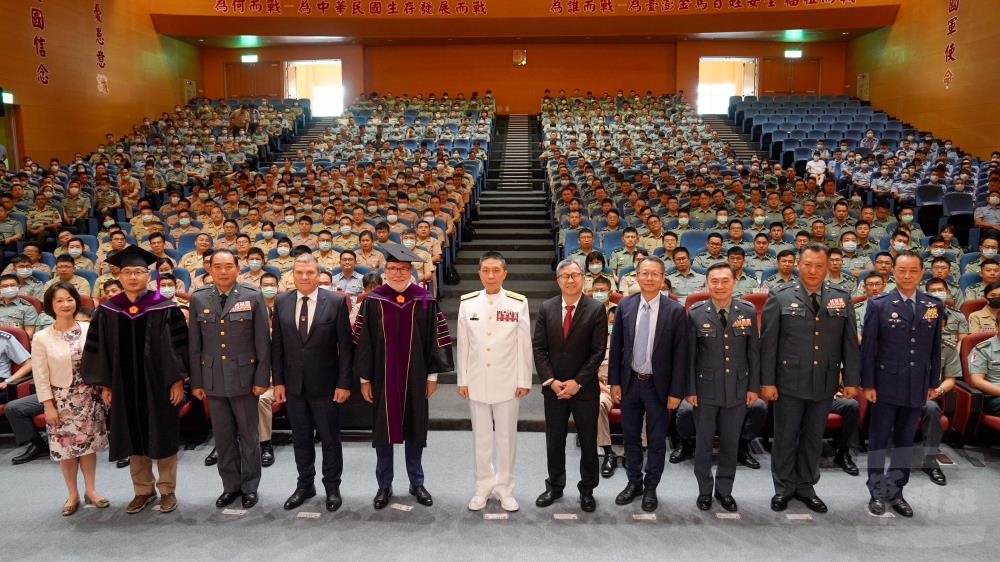 劉校長與普羅爾先生等人及觀禮人員合影（軍聞社記者王進福攝）