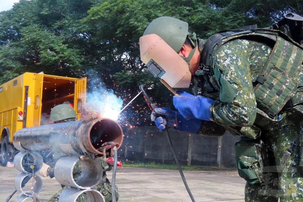 陸軍五支部補給油料庫臺中油料分庫日前實施立即備戰操演,進行油管搶修演練。(陸軍第十軍團提供) 陸軍五支部補給油料庫臺中油料分庫日前實施立即備戰操演,進行油管搶修演練。(陸軍第十軍團提供)