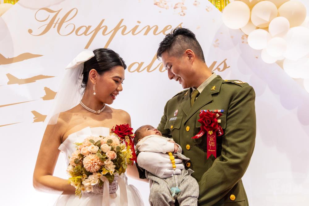 新人共同迎接人生新旅程。（軍聞社記者蔡枋澐攝）