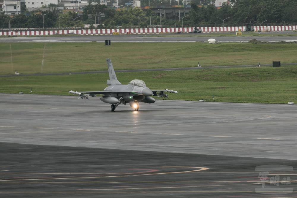 F-16戰機滑行。（軍聞社記者李恬恬攝）