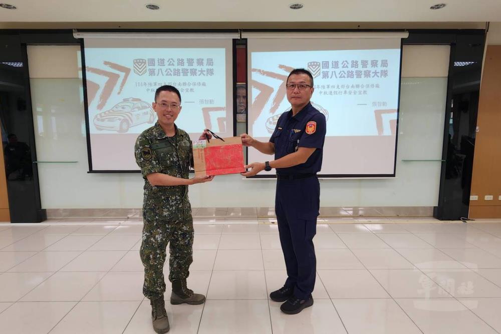 宣教邀請國道公路警察局員警至營區宣導。（陸軍第八軍團提供）