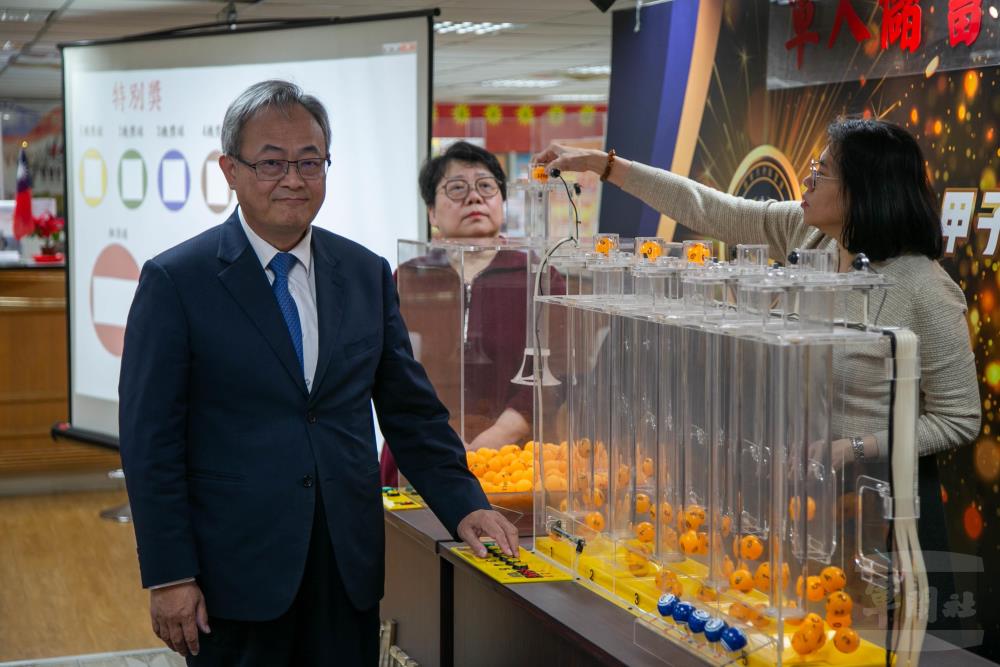 土地銀行總經理張志堅抽出頭獎幸運兒。（軍聞社記者侯凱議攝）