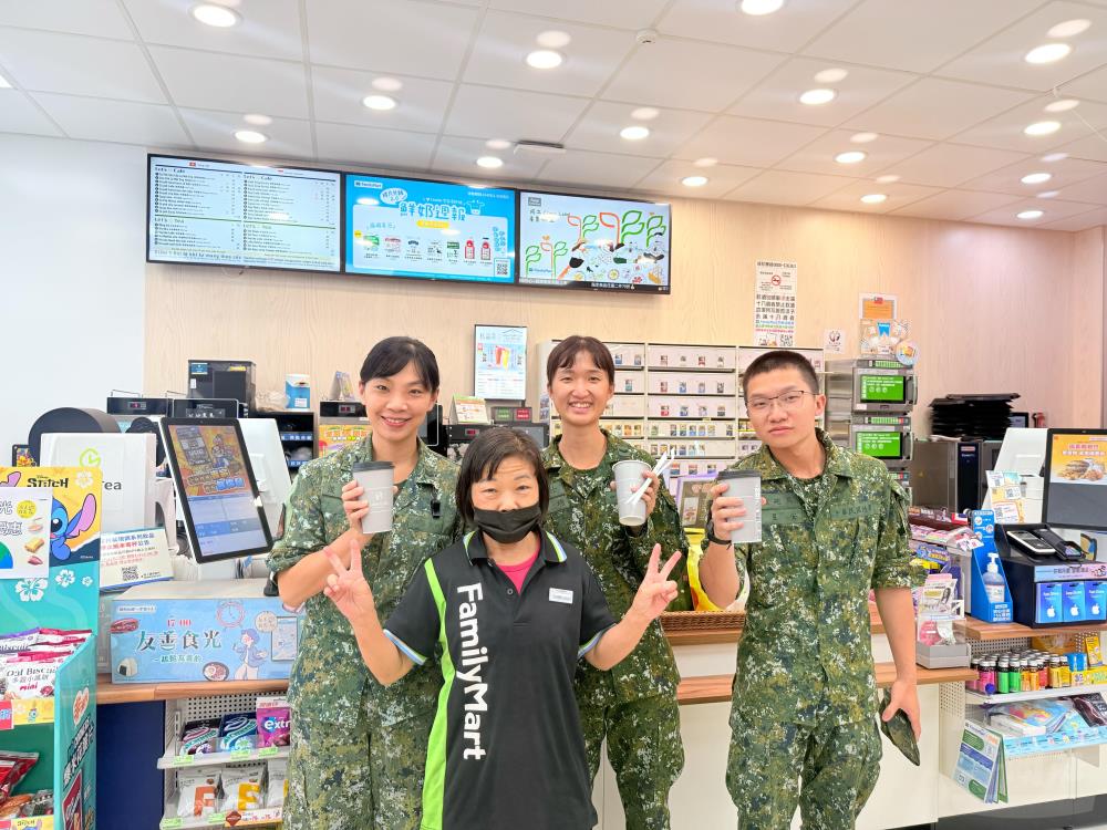 564旅官兵著軍服至合作店家消費。(陸軍第八軍團提供) 564旅官兵著軍服至合作店家消費。(陸軍第八軍團提供)