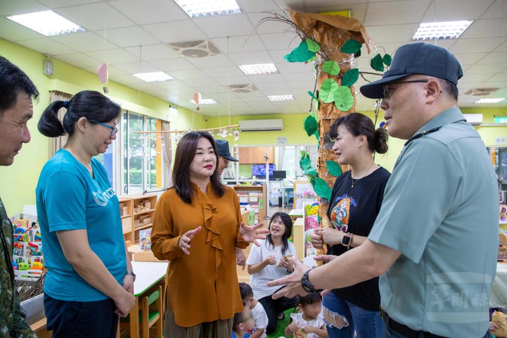 馬召委走訪明德營區職場互助教保服務中心，肯定國軍透過優質托育服務，協助官兵安心服役的作為。（軍聞社記者王進福攝）