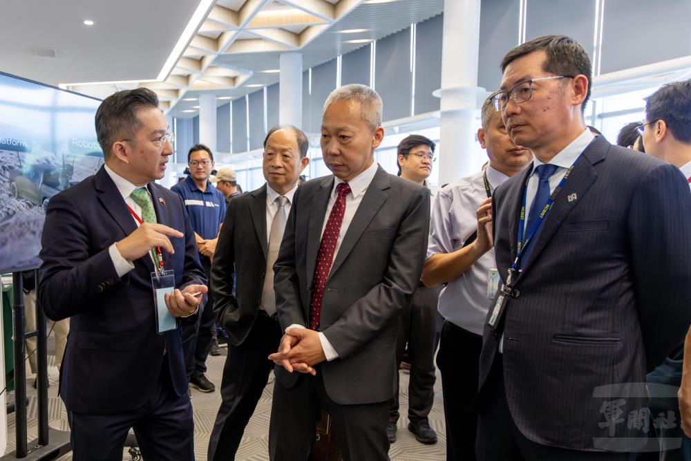 中科院院長李中將瞭解各廠商無人艇性能。（軍聞社記者王進福攝）