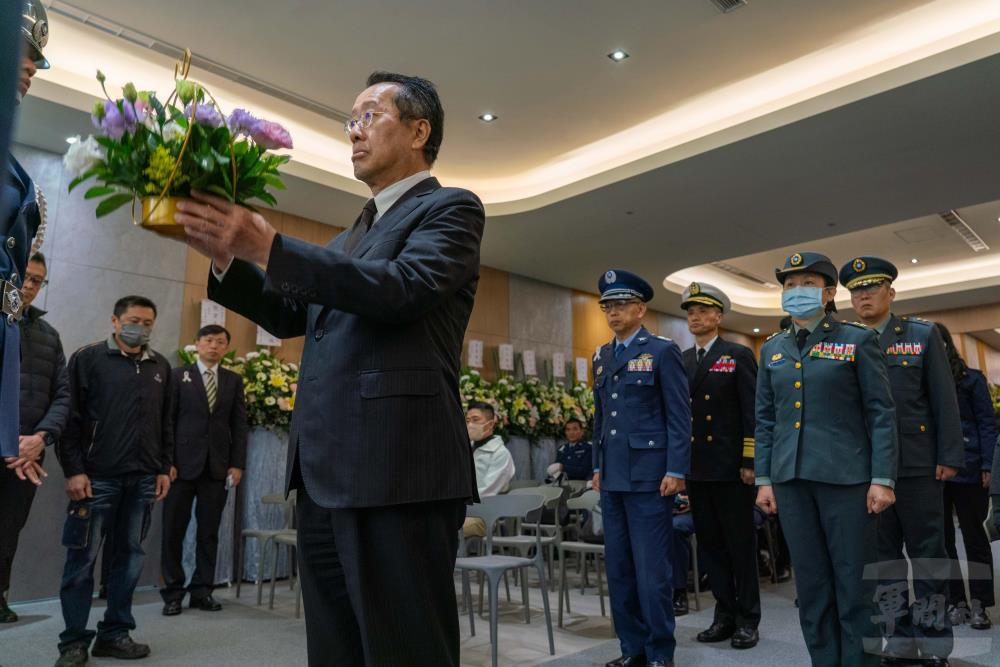 國防部長顧立雄率國軍重要將領獻花致祭。（軍聞社記者吳東昇攝）