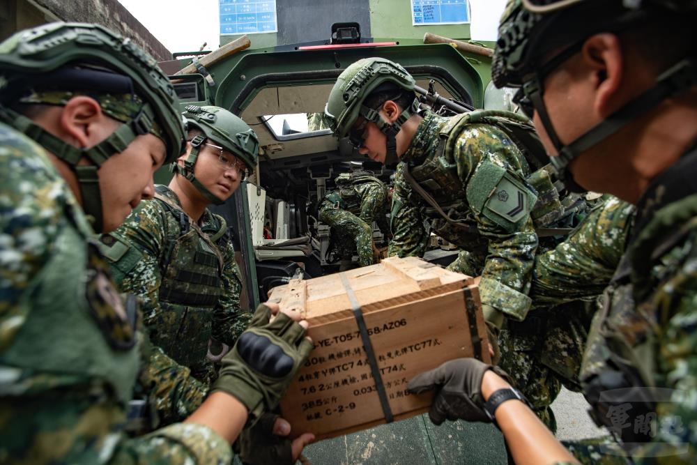 333旅官兵執行彈藥裝載。（軍聞社記者王茗生攝）