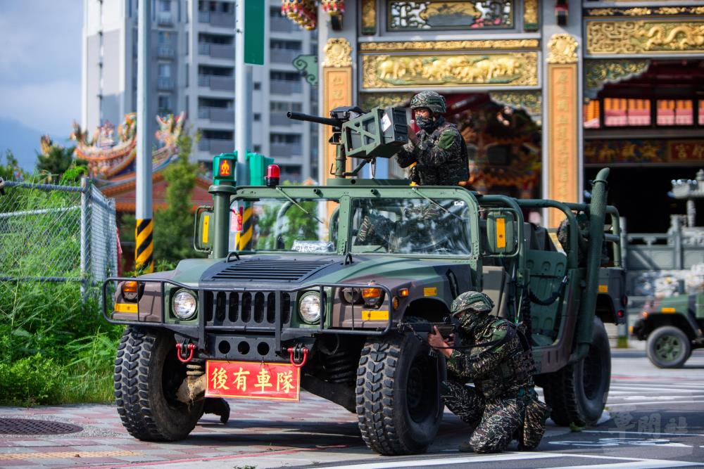 陸戰99旅執行戰鬥巡邏後下車對外實施警戒。（軍聞社記者王進福攝）