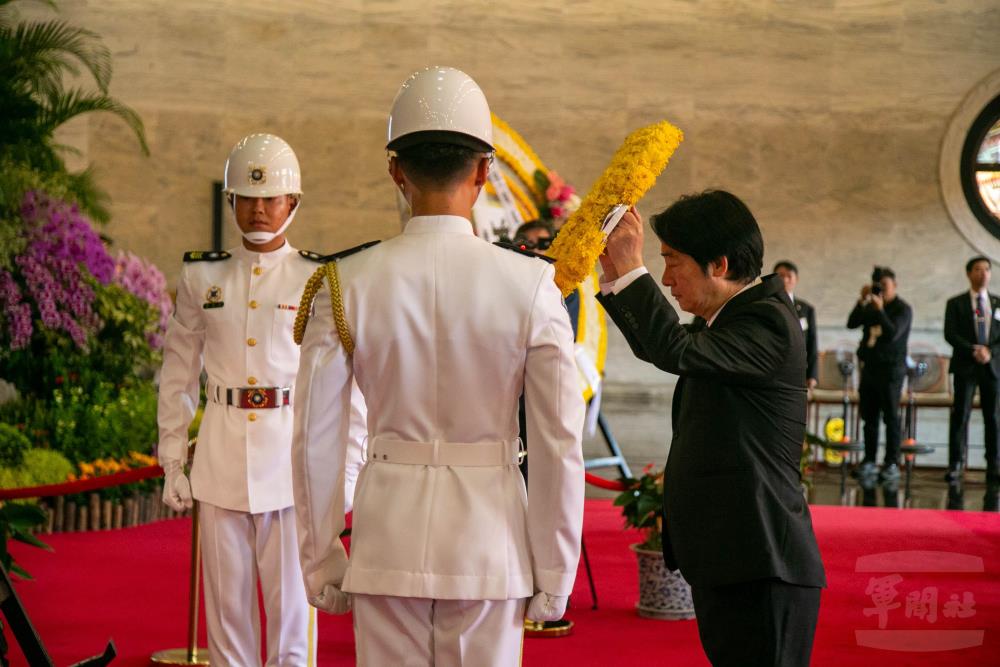 賴總統向國民革命烈士之靈位獻花。（軍聞社記者侯凱議攝）