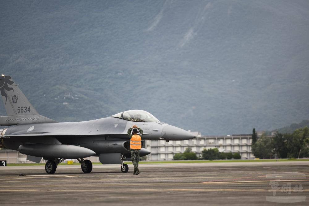 機工長引導戰機滑至指定位置。（軍聞社記者李恬恬攝）