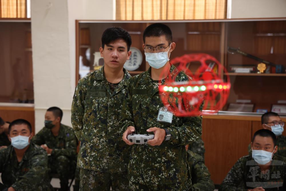 入伍訓將無人機操作納入課程。（軍聞社記者林澤廷攝）