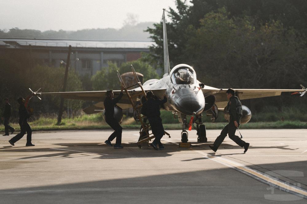 警戒室接獲命令後，飛行員與機務人員分工合作，5分鐘內完成著裝、開車、校準和空電儀器設定。（軍聞社記者呂尚俞攝）