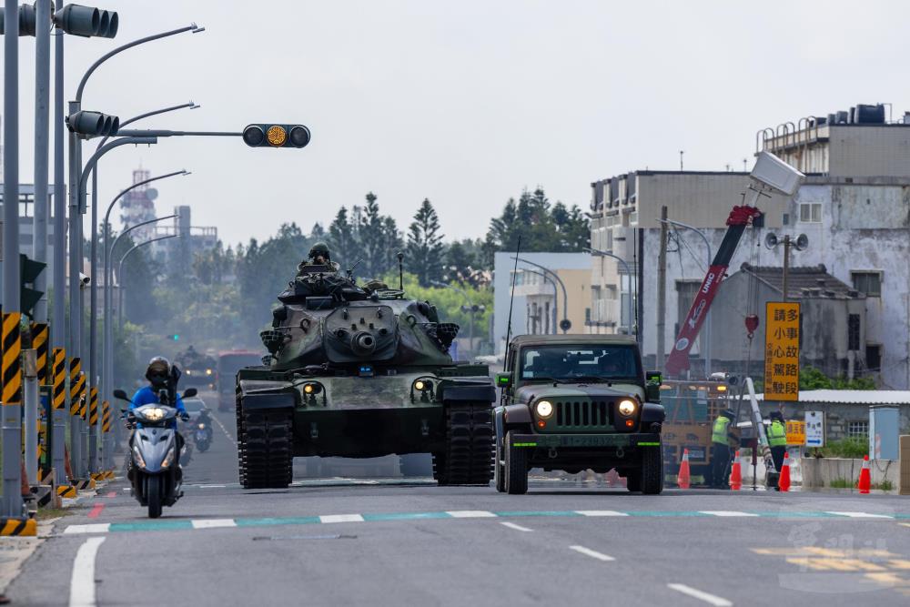 M60A3戰車實施戰術機動。（軍聞社記者蔡枋澐攝）