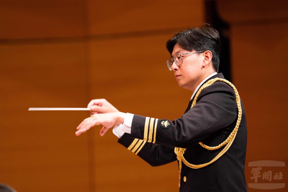 海軍樂隊隊長王少校擔任指揮。（軍聞社記者林庭暉攝）