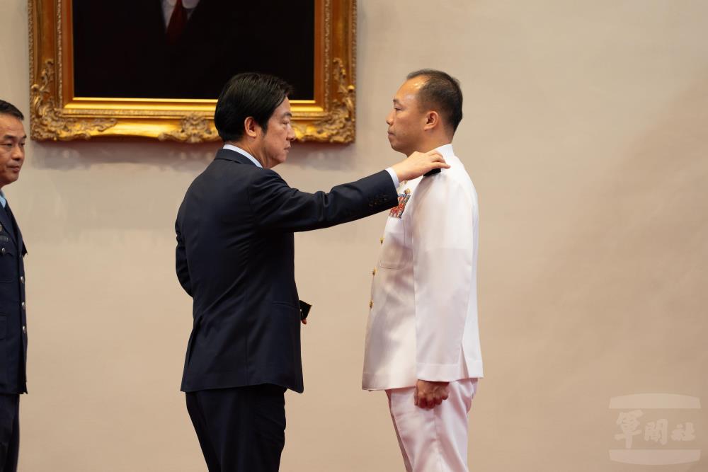 賴總統為劉文靖少將授階。（軍聞社記者呂尚俞攝）