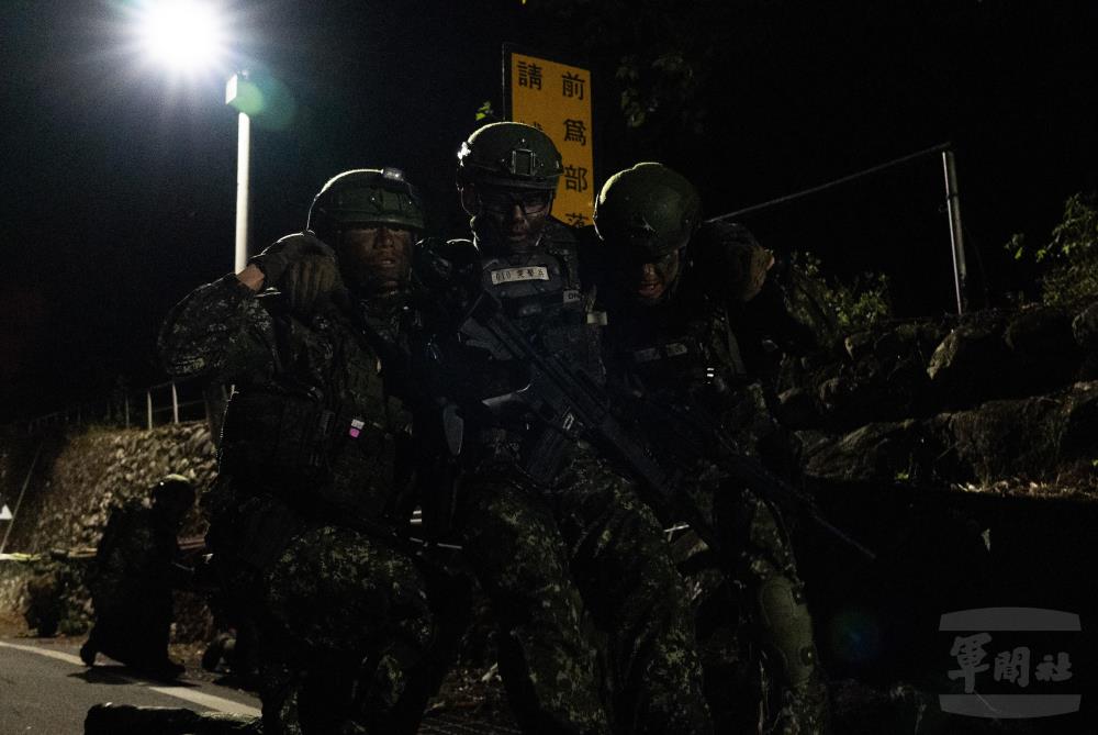 傷患在隊友協助下迅速撤離。（軍聞社記者李恬恬攝）