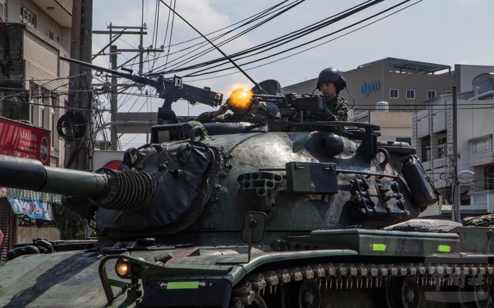 CM11戰車持續以火力壓制。（軍聞社記者吳柏融攝）