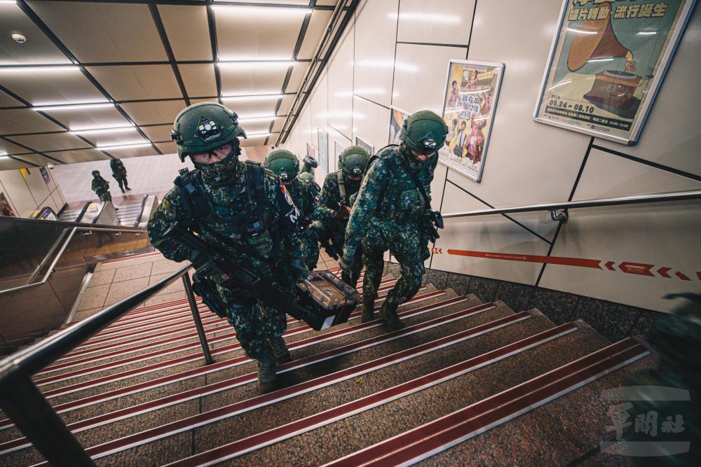 命令下達後，官兵調整各項資源部署。（軍聞社記者陳軍均攝）